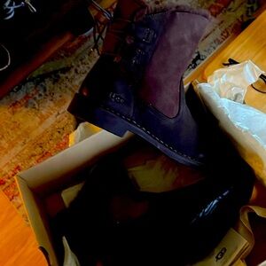 Chocolate brown women’s UGGs 10’s